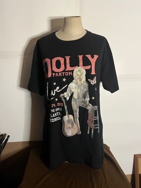 Dolly Parton graphic Tshirt black country classic guitar